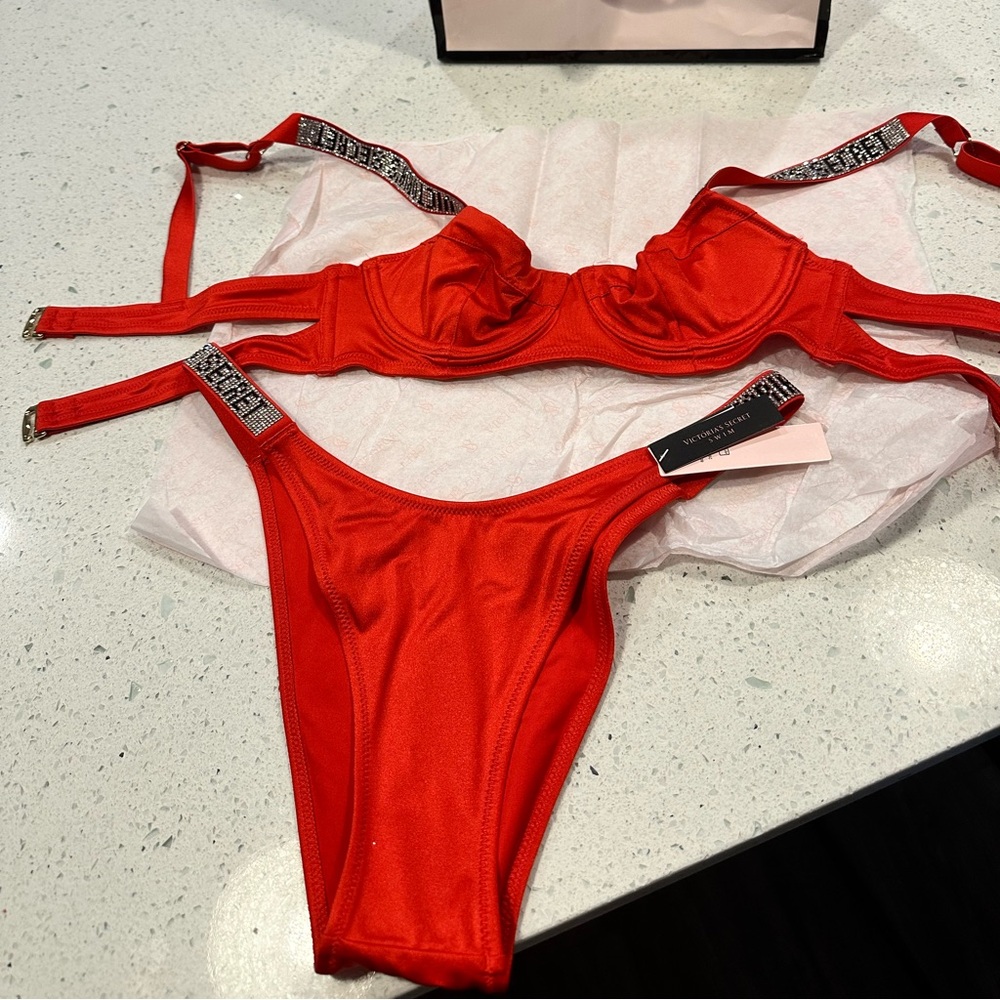 Swim set bombshell NEW. Top 34A and bikini M.